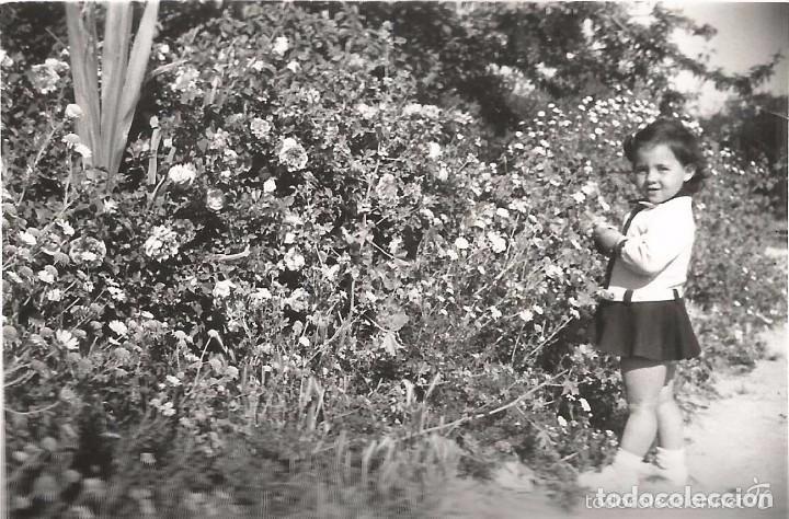 Fotografia antica: :::: WW38 - FOTOGRAFIA - BONITA NI&Ntilde;ITA ENTRE FLORES