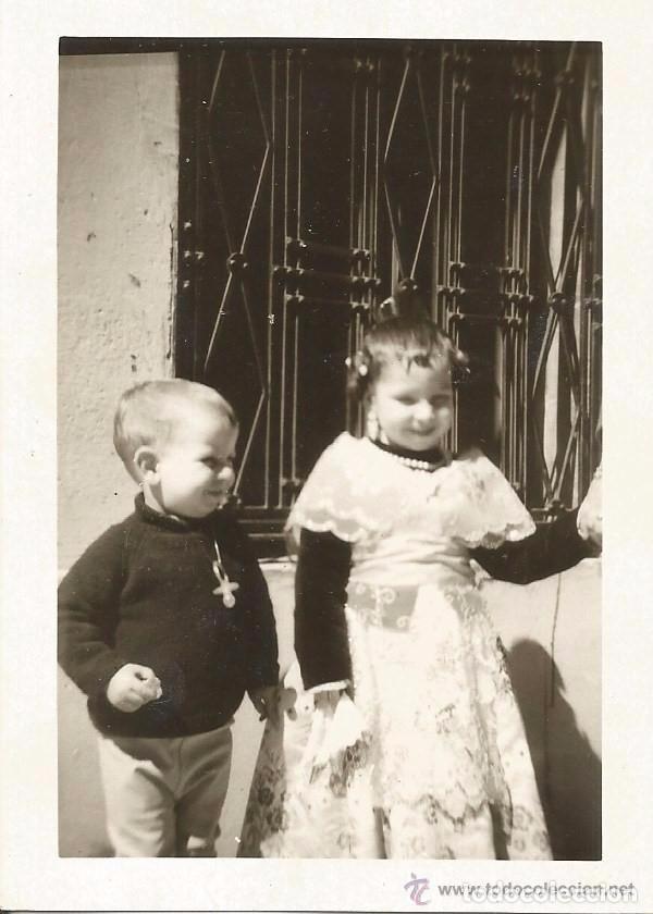 Fotografia antica: :::: WW30 - FOTOGRAFIA - PEQUE&Ntilde;A FALLERA CON UN AMIGUITO