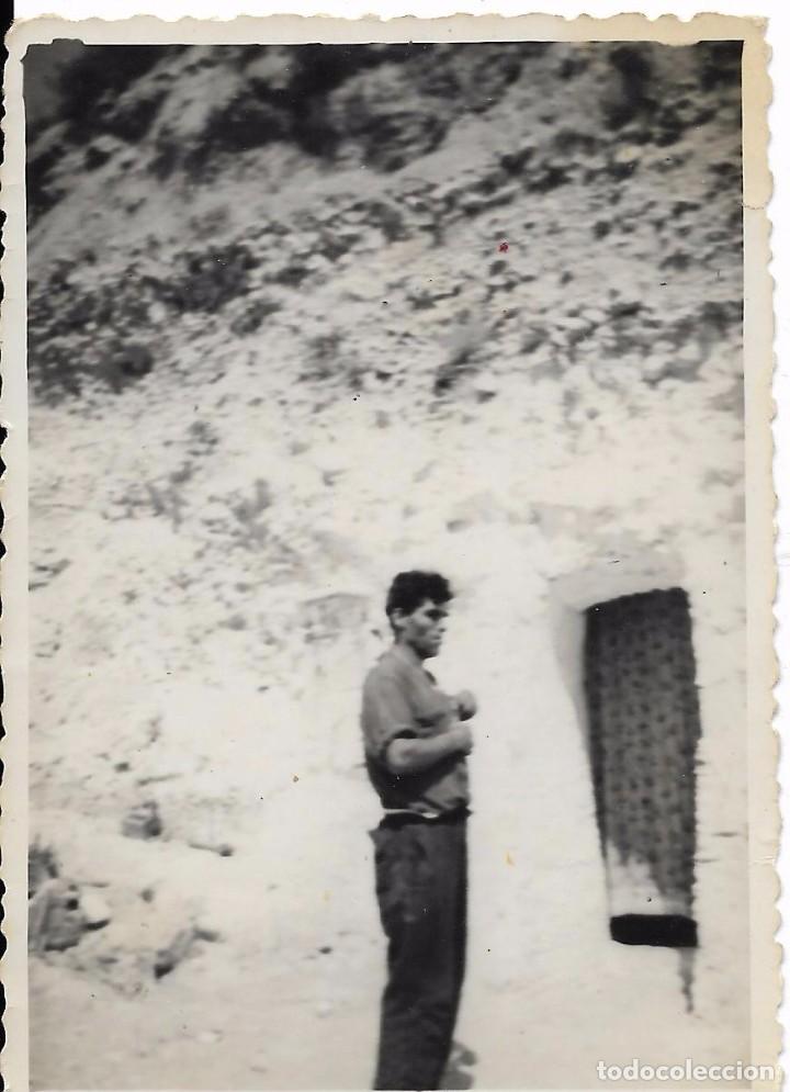 Fotografia antica: :::: WW42 - FOTOGRAFIA - JOVEN DELANTE DE LA PUERTA DE UNA CUEVA
