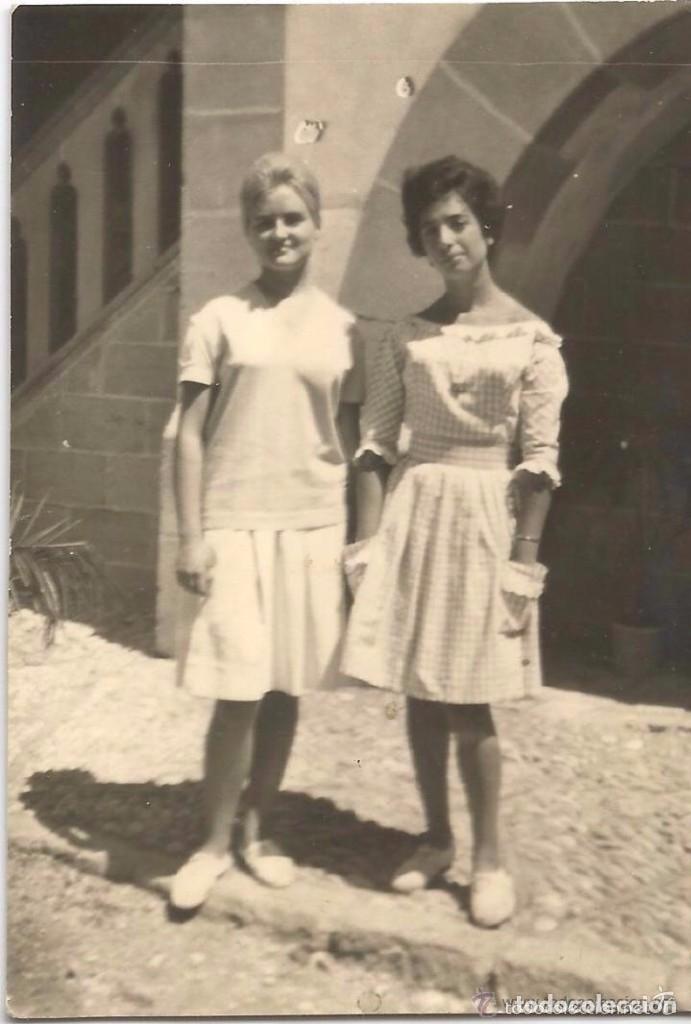 Fotografia antiga: :::: WW64 - FOTOGRAFIA - DOS AMIGAS EN EL PALACIO DEL SANTO DUQUE DE GANDIA 1961