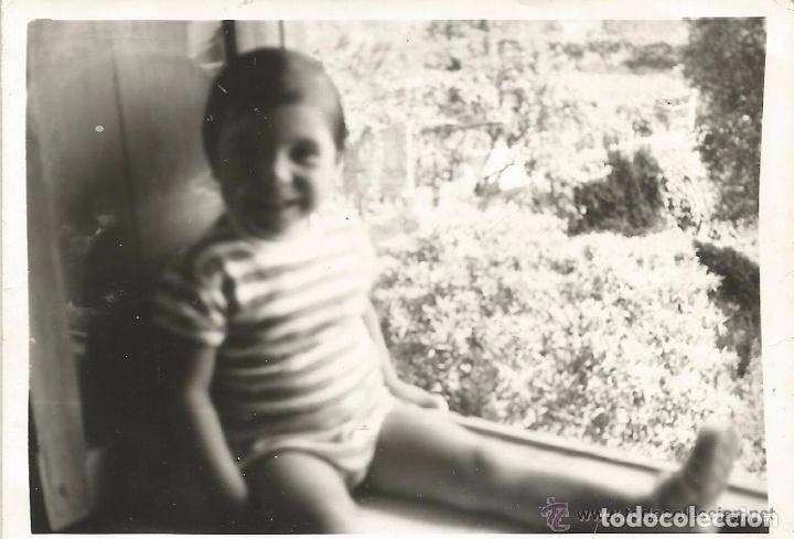 Fotografia antiga: :::: WW48 - FOTOGRAFIA - NI&Ntilde;ITO JUNTO A UNA VENTANA