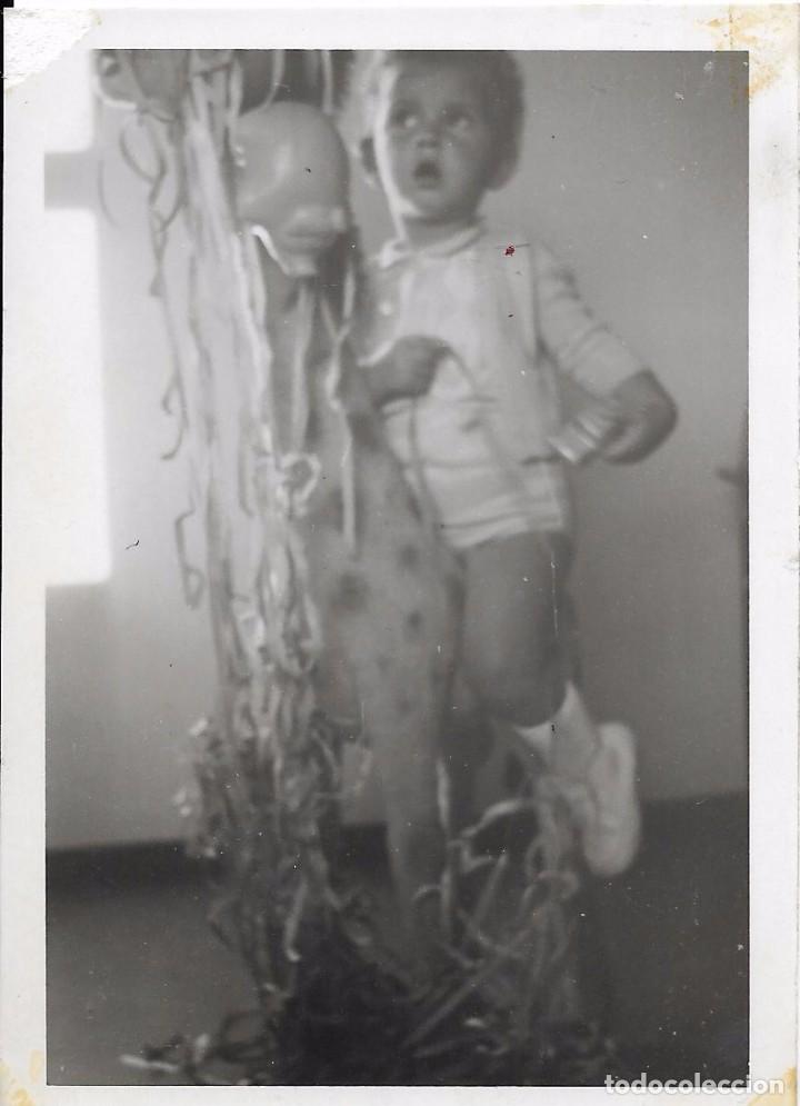 Fotografia antica: :::: WW65 - FOTOGRAFIA - NI&Ntilde;ITO MONTADO EN SU JIRAFA DE JUGUETE