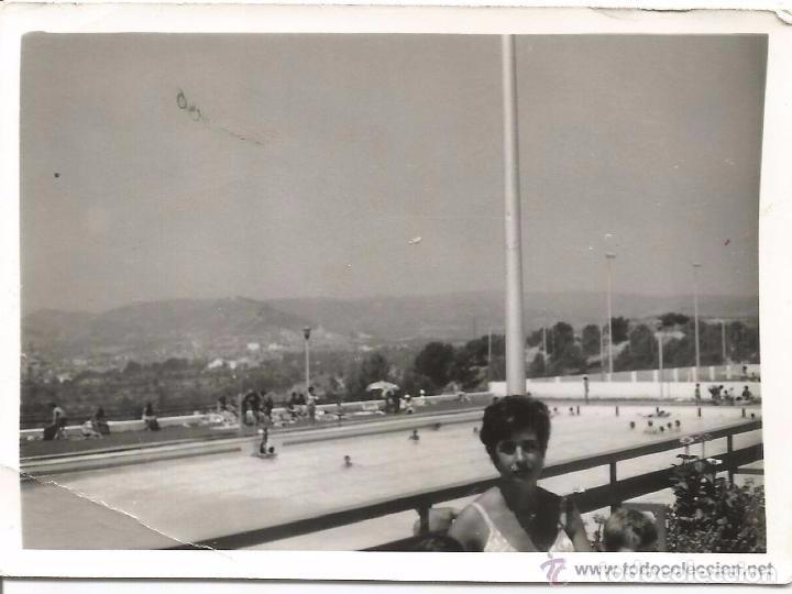 Fotografia antica: :::: WW60 - FOTOGRAFIA - SE&Ntilde;ORA, DETRAS UNA GRAN PISCINA