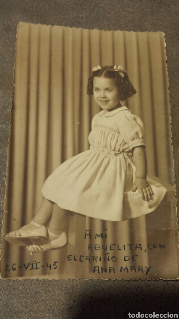 Alte Fotografie: Antigua foto postal dedicada Ni&ntilde;a sentada posando. 1945. ALCOY. COLOR SEPIA TROQUELADA