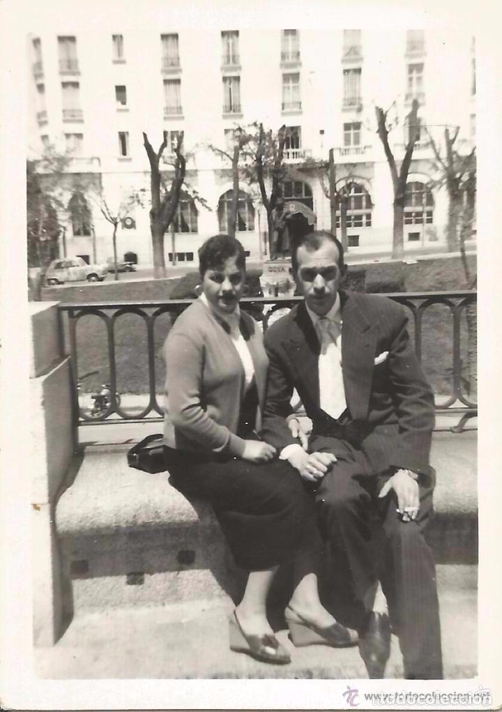 Fotografia antica: :::: N799 - FOTOGRAFIA - PAREJA SENTADOS EN UN BANCO