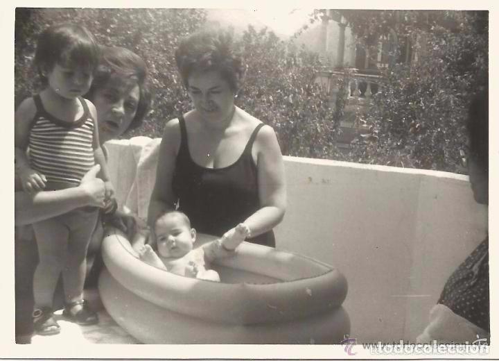 Fotografia antica: == N800 - FOTOGRAFIA - SE&Ntilde;ORA DANDO EL BA&Ntilde;O A UN BEB&Eacute;