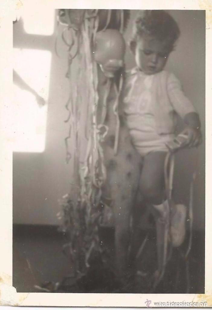 Fotografia antica: == N796 - FOTOGRAFIA - NI&Ntilde;ITO MONTADO EN SU JIRAFA DE JUGUETE