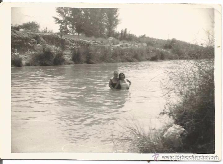 Fotografia antica: == N790 - FOTOGRAFIA - DOS AMIGAS TOMANDO EL BA&Ntilde;O