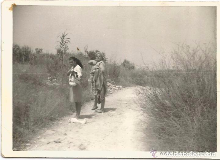 Fotografia antica: == N783 - FOTOGRAFIA - DOS SE&Ntilde;ORAS EN UN CAMINO