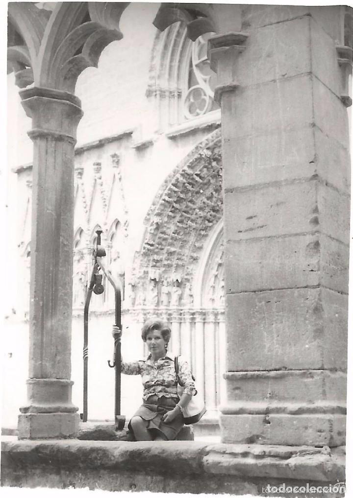 Fotografia antica: == N777 - FOTOGRAFIA - SE&Ntilde;ORA EN BONITO PAISAJE - 1976
