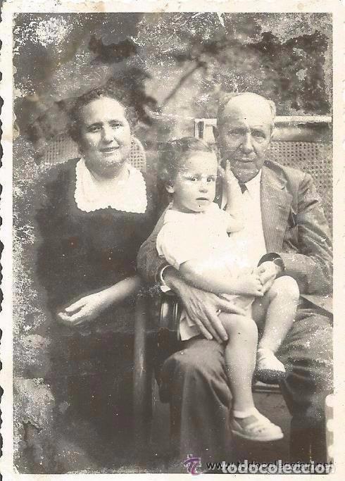 Fotografia antica: == N775 - FOTOGRAFIA - ANCIANA PAREJA CON UNA NI&Ntilde;ITA EN BRAZOS