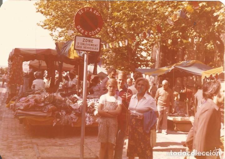 Fotografia antica: ** RT106 - FOTOGRAFIA - SE&Ntilde;ORA CON DOS JOVENCITAS EN UN MERCADILLO