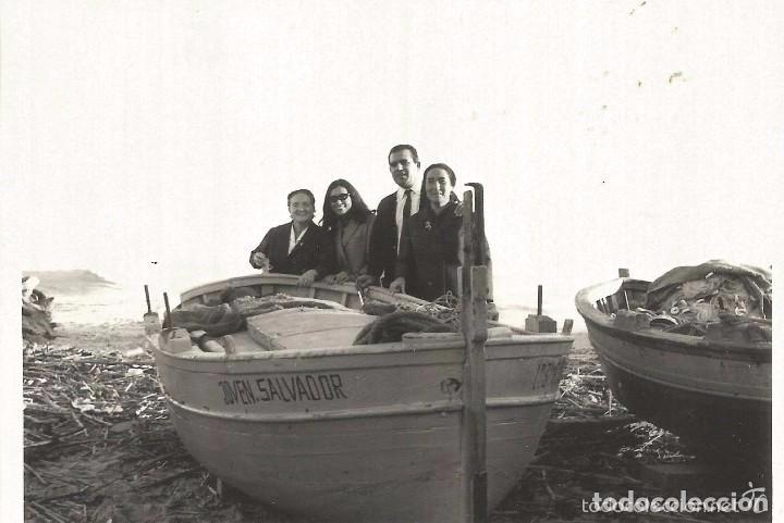 Alte Fotografie: ** RT150 - FOTOGRAFIA - GRUPO DE AMIGOS JUNTO A UNA BARCA