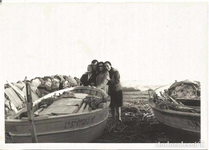 Alte Fotografie: ** RT151 - FOTOGRAFIA - GRUPO DE AMIGOS JUNTO A UNA BARCA