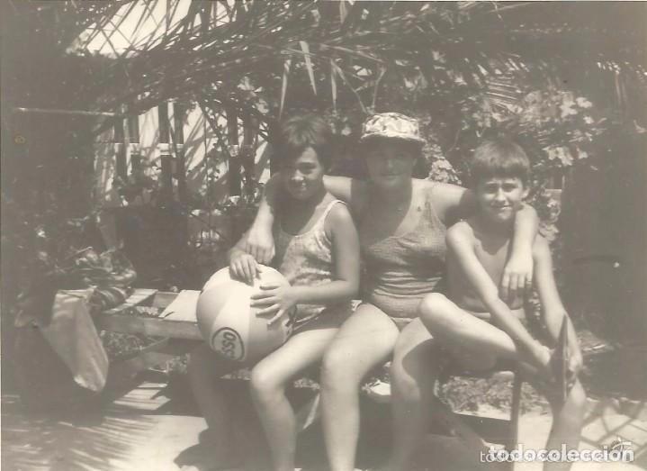 Alte Fotografie: ** RT155 - FOTOGRAFIA - UNA CHICA CON DOS JOVENCITOS