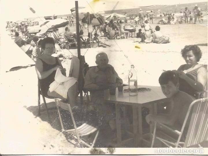Alte Fotografie: ** RT156 - FOTOGRAFIA - AMIGOS EN UN CHIRINGUITO DE PLAYA