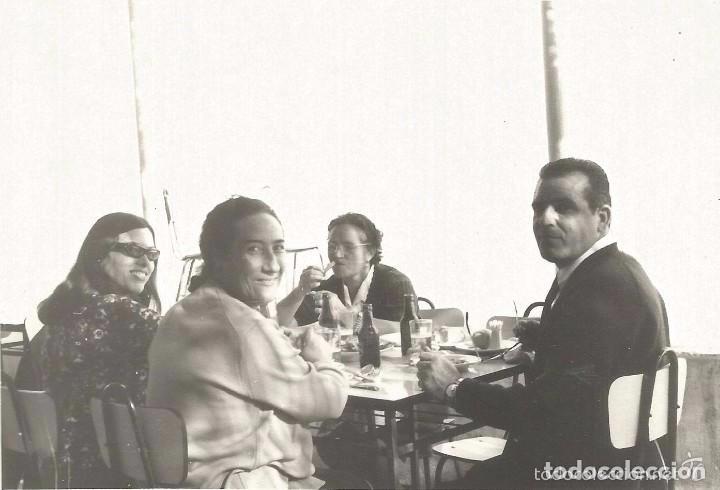 Alte Fotografie: ** RT160 - FOTOGRAFIA - GRUPO DE AMIGOS EN UNA COMIDA