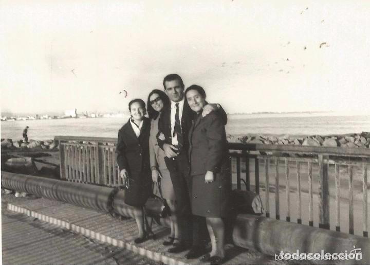 Alte Fotografie: ** RT161 - FOTOGRAFIA - GRUPO DE AMIGOS EN UN BONITO PAISAJE