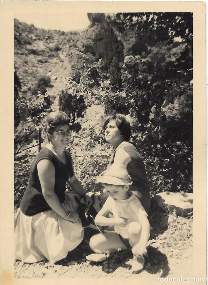 Fotograf&iacute;a antigua: ** RT798 - FOTOGRAFIA - DOS SE&Ntilde;ORAS Y UN NI&Ntilde;O EN EL MONTE