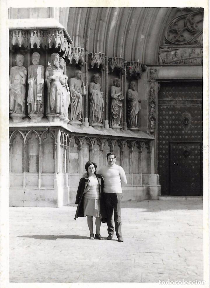 Fotograf&iacute;a antigua: ** RT929 - FOTOGRAFIA - PAREJA DELANTE DE LA CATEDRAL DE TARRAGONA