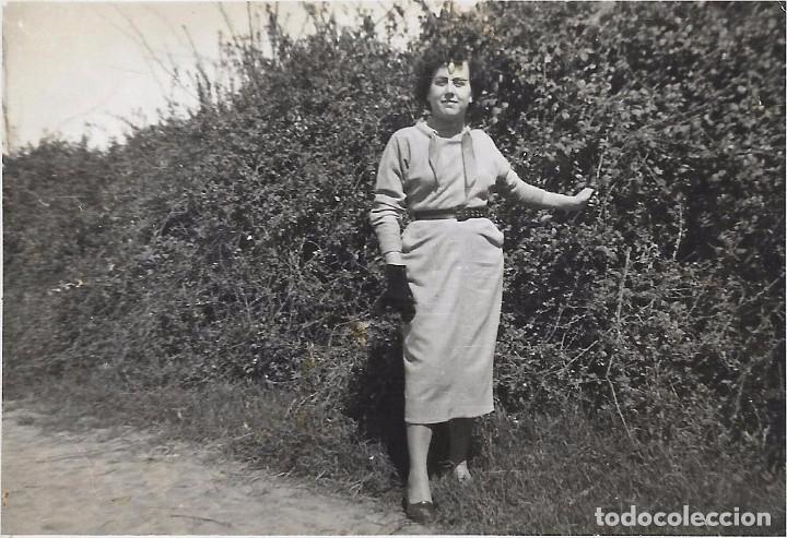 Fotograf&iacute;a antigua: ** RT930 - FOTOGRAFIA - JOVEN EN EL CAMPO