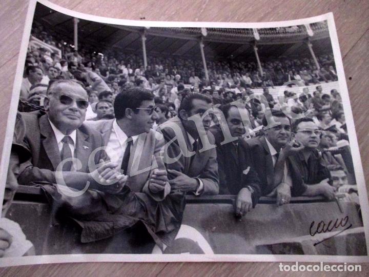 Fotografia antiga: 18 X 24. PERSONAJES EN LOS TOROS. C. 1964. SELLO FOTOGRAFO CANO Y GUERRA, ALICANTE.
