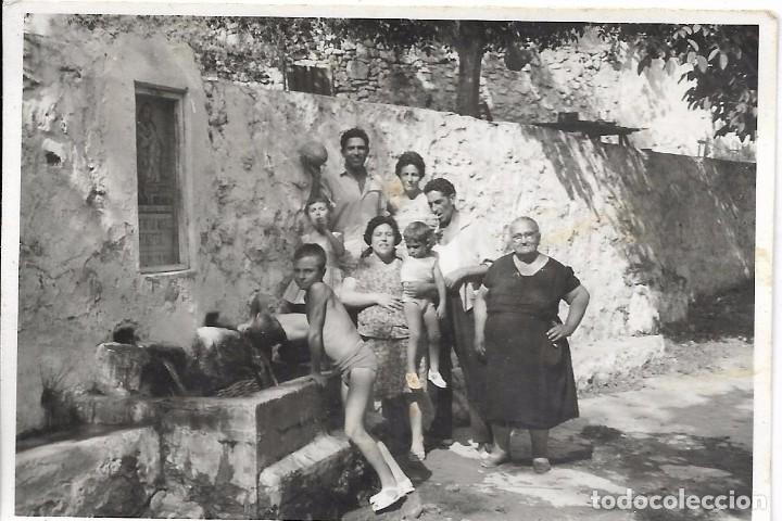Fotografia antica: ** RT282 - FOTOGRAFIA - GRUPO FAMILIAR JUNTO A UNA FUENTE