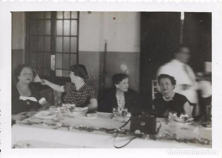 Fotografia antica: ** RT580 - FOTOGRAFIA - CUATRO AMIGAS EN UNA COMIDA