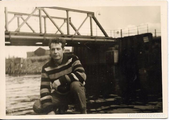 Fotografia antica: ** S642 - FOTOGRAFIA - JOVEN JUNTO A UN PUENTE