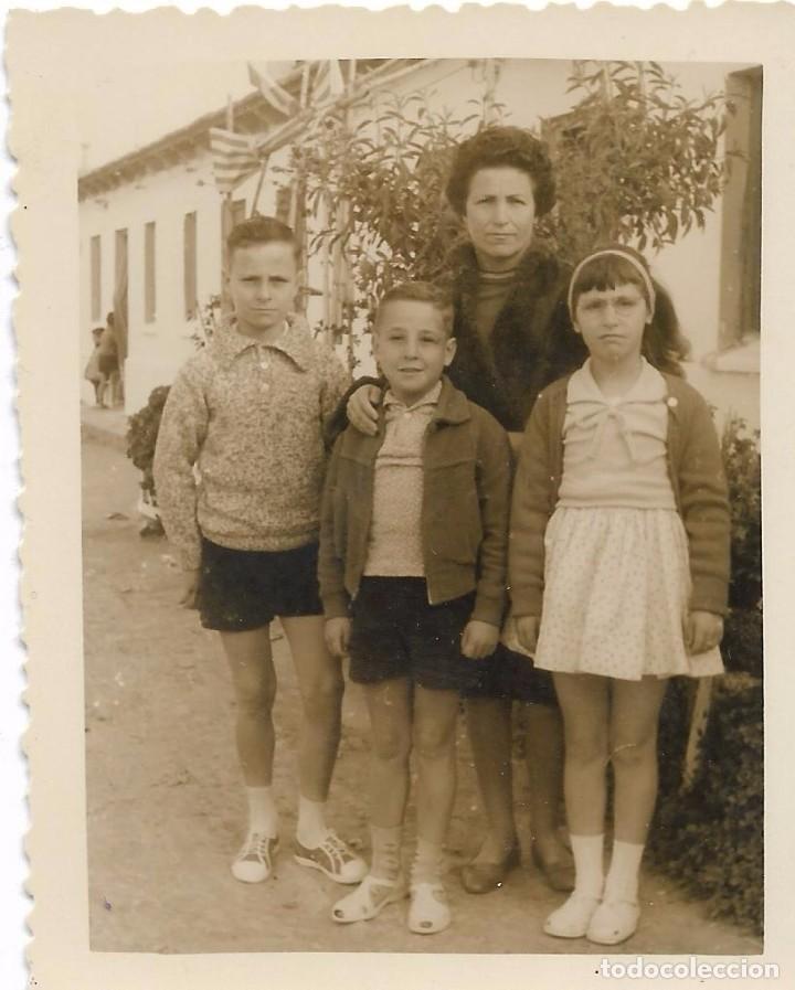 Fotograf&iacute;a antigua: :::: A533 - FOTOGRAFIA - SE&Ntilde;ORA CON TRES JOVENCITOS