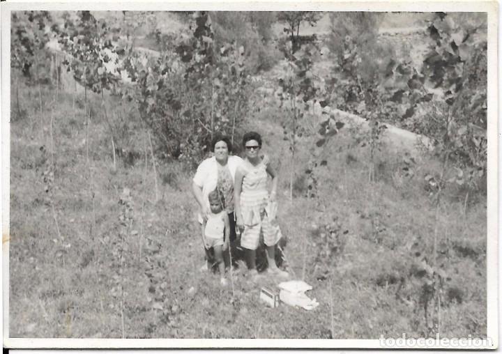 Fotografia antica: :::: T487 - FOTOGRAFIA - DOS SE&Ntilde;ORAS CON UN NI&Ntilde;O EN EL CAMPO