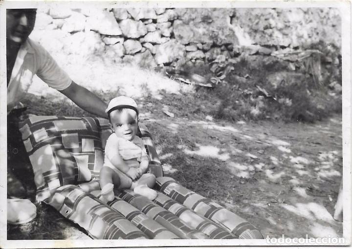 Fotografia antica: :::: T461 - FOTOGRAFIA - NI&Ntilde;ITO SENTADO EN UNA COLCHONETA