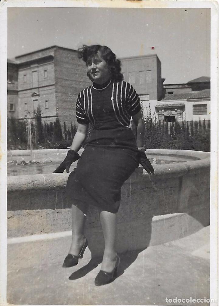 Fotografia antica: ** S331 - FOTOGRAFIA - SE&Ntilde;ORITA SENTADA JUNTO A UNA FUENTE