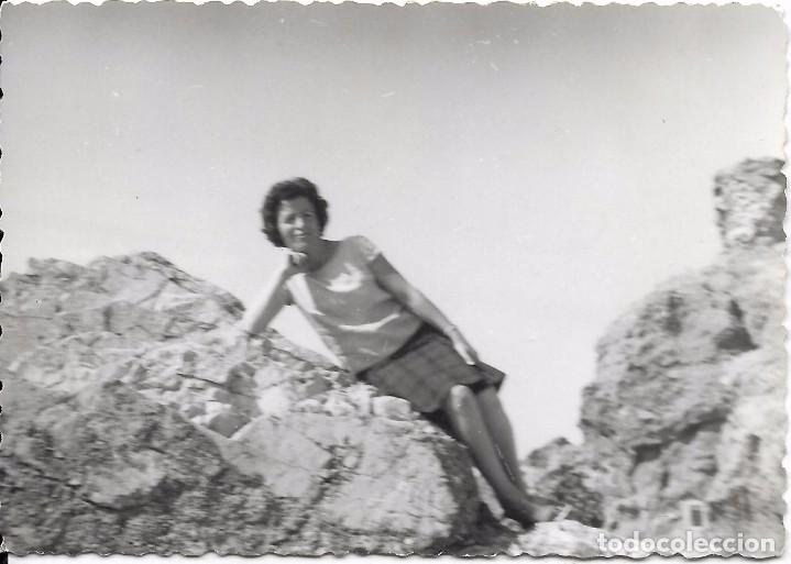Fotografia antica: ** S357 - FOTOGRAFIA - SE&Ntilde;ORA SEMITUMBADA EN UNA ROCA