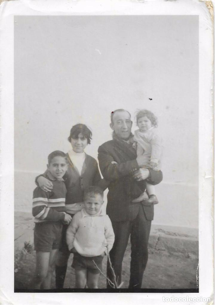 Fotografia antica: *** QA506 - FOTOGRAFIA - SE&Ntilde;OR CON CUATRO JOVENCITOS