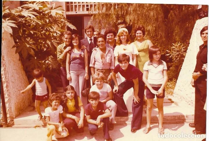 Fotografia antica: *** QA535 - FOTOGRAFIA - PAREJA DE NOVIOS CON UN GRUPO DE JOVENES