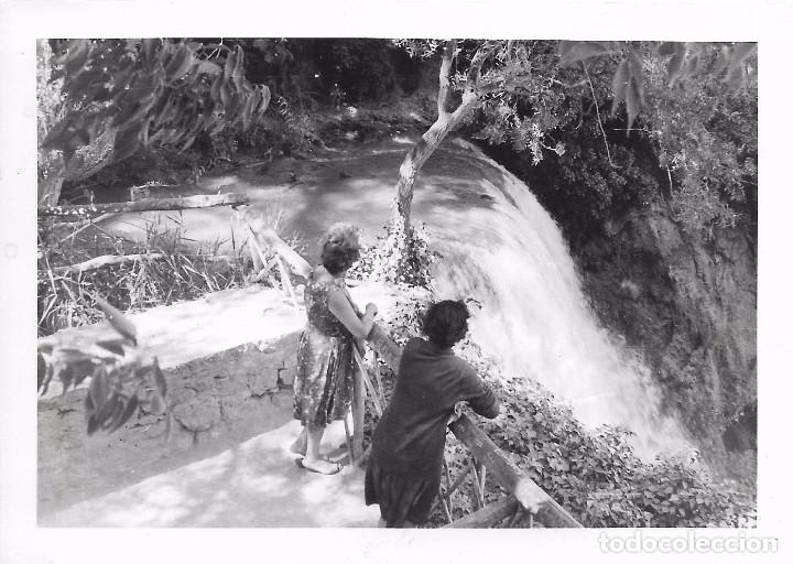 Fotografia antica: *** QA541 - FOTOGRAFIA - DOS SE&Ntilde;ORA JUNTO A UNA CASCADA
