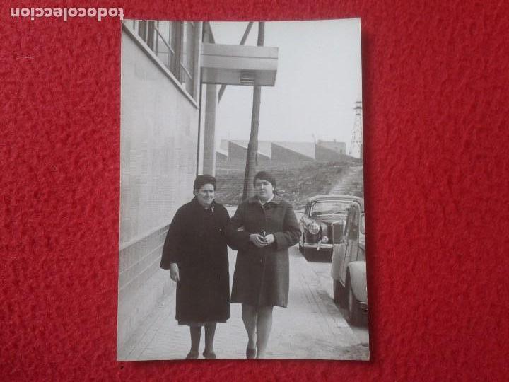 Fotograf&iacute;a antigua: FOTO FOTOGRAF&Iacute;A PHOTO DOS MUJERES PASEANDO SE&Ntilde;ORAS AL LADO FONDO MERCEDES ? Y CITROEN 2 CABALLOS ?