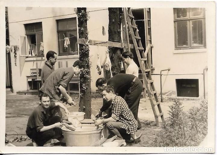 Fotografia antiga: ** J134 - FOTOGRAFIA - GRUPO DE AMIGOS PREPARANDO CARNE