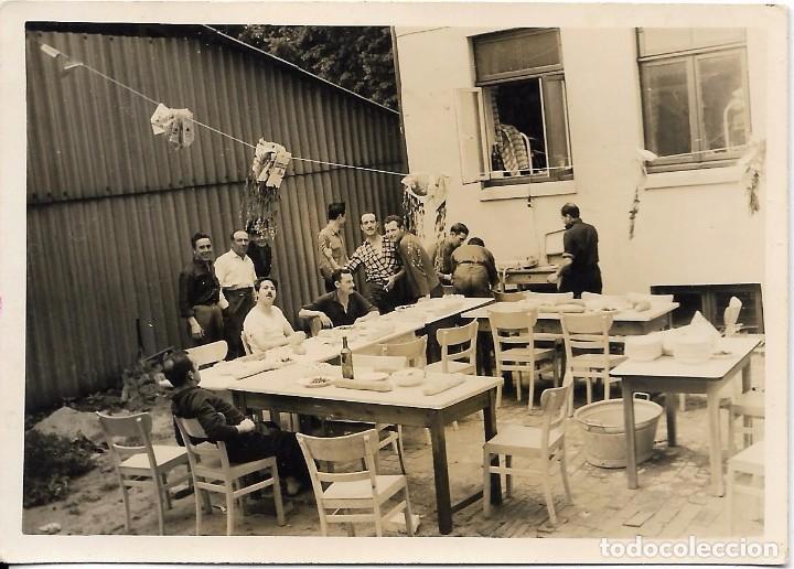 Fotografia antiga: ** J138 - FOTOGRAFIA - GRUPO DE AMIGOS EN UNA COMIDA