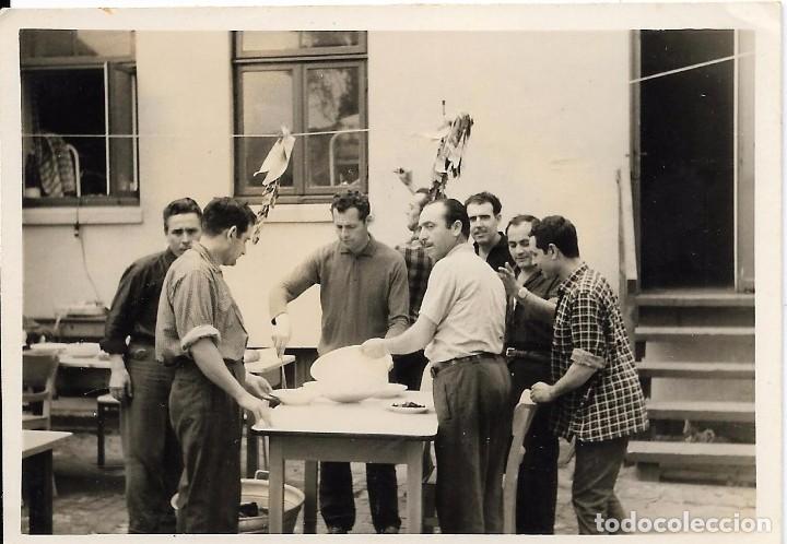 Fotografia antiga: ** J140 - FOTOGRAFIA - GRUPO DE AMIGOS PREPARANDO UNA COMIDA