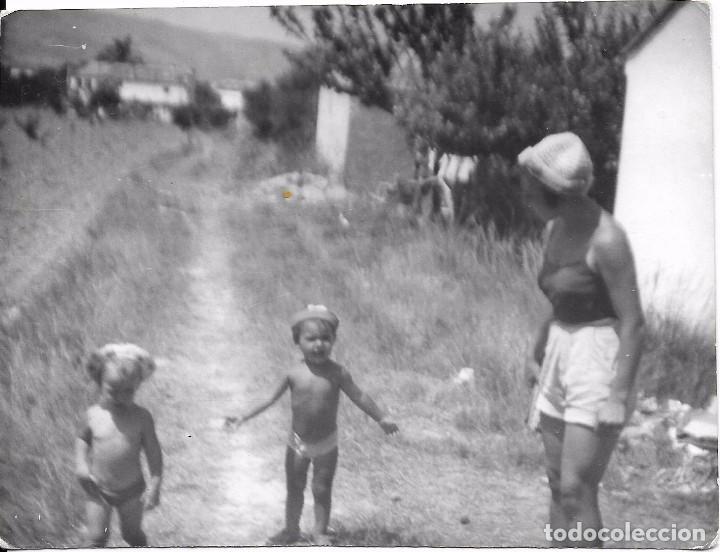 Fotografia antiga: ***QZ123 - FOTOGRAFIA - SE&Ntilde;ORA CON DOS NI&Ntilde;ITOS EN BA&Ntilde;ADOR