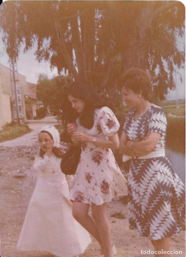 Fotografia antiga: *** QZ175 - FOTOGRAFIA - JOVENCITA DE PRIMERA COMUNION CON SU FAMILIA