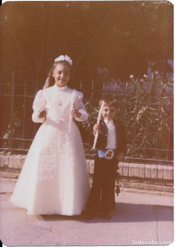 Fotografia antiga: ** J204 - FOTOGRAFIA - JOVENCITA DE PRIMERA COMUNION CON UN PEQUE&Ntilde;O FALLERO