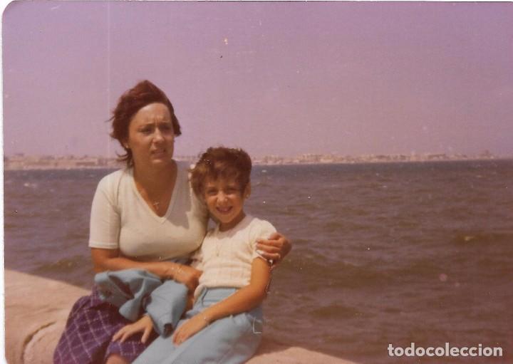Fotografia antiga: ** J237 - FOTOGRAFIA - SE&Ntilde;ORA CON UNA JOVENCITA SENTADAS JUNTO AL MAR