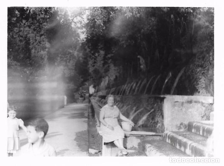 Fotografia antiga: ** J241 - FOTOGRAFIA - SE&Ntilde;ORA SENTADA JUNTO A UINA FUENTE