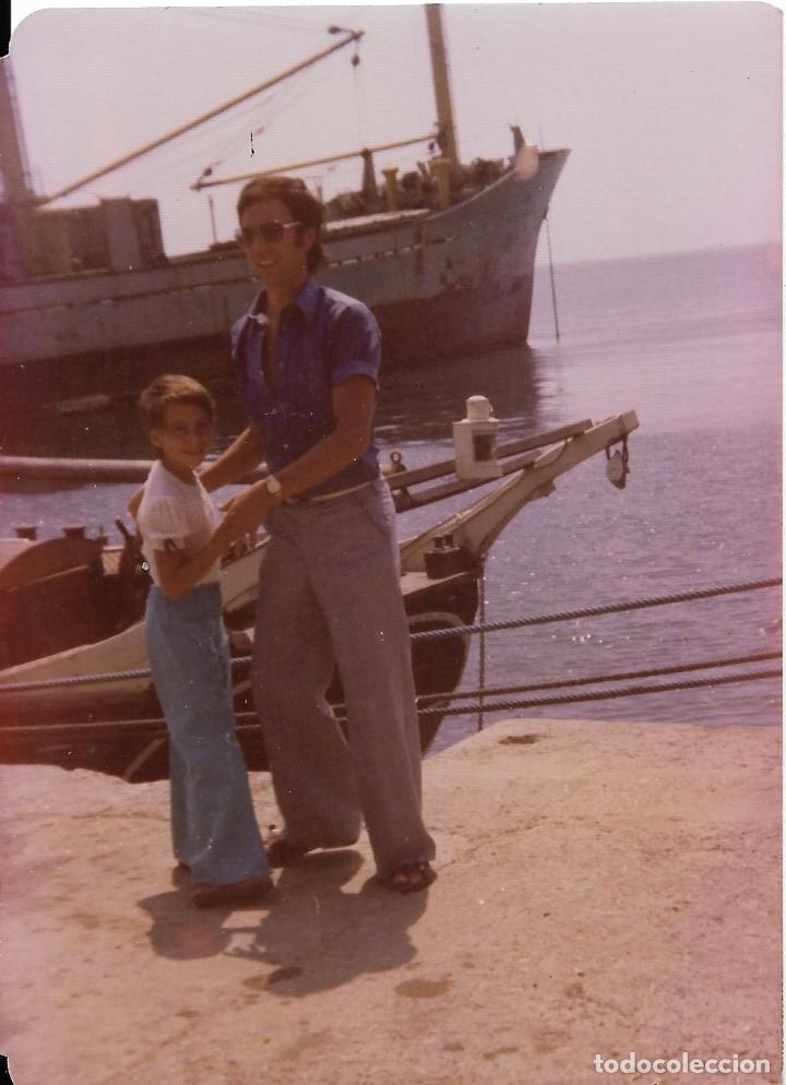 Fotografia antiga: *** J02 - FOTOGRAFIA - SE&Ntilde;OR Y JOVENCITA JUNTO A UNAS BARCAS