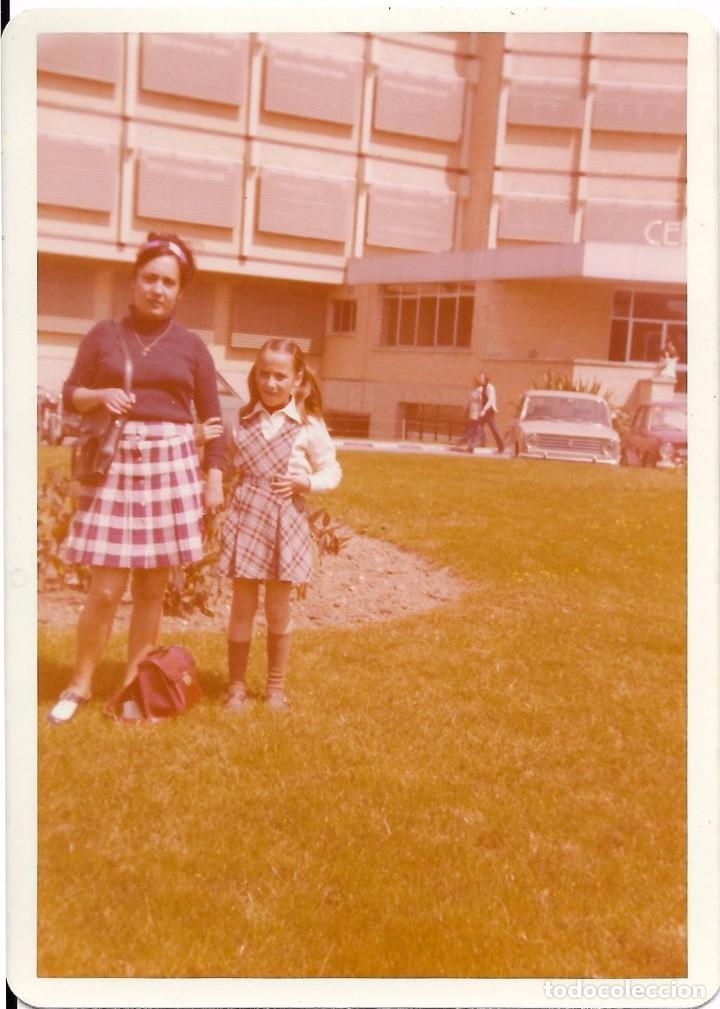 Fotografia antiga: :::: J39 - FOTOGRAFIA - SE&Ntilde;ORA CON UNA JOVENCITA