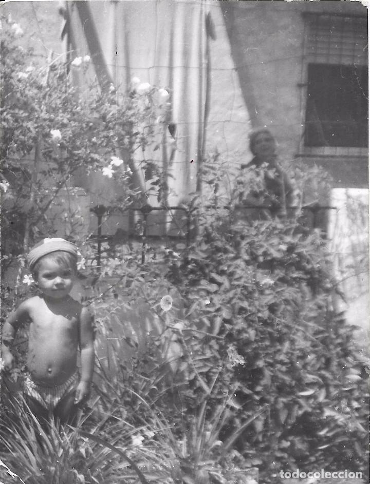 Fotografia antiga: ** J40 - FOTOGRAFIA - NI&Ntilde;ITO EN UN JARDIN