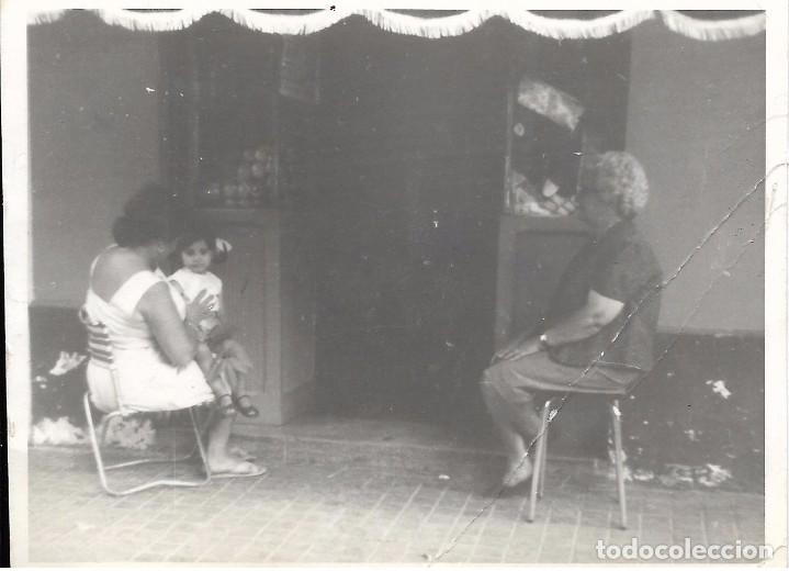 Fotografia antiga: ** J45 - FOTOGRAFIA - DOS SE&Ntilde;ORAS Y UNA NI&Ntilde;ITA EN LA PUERTA DE CASA